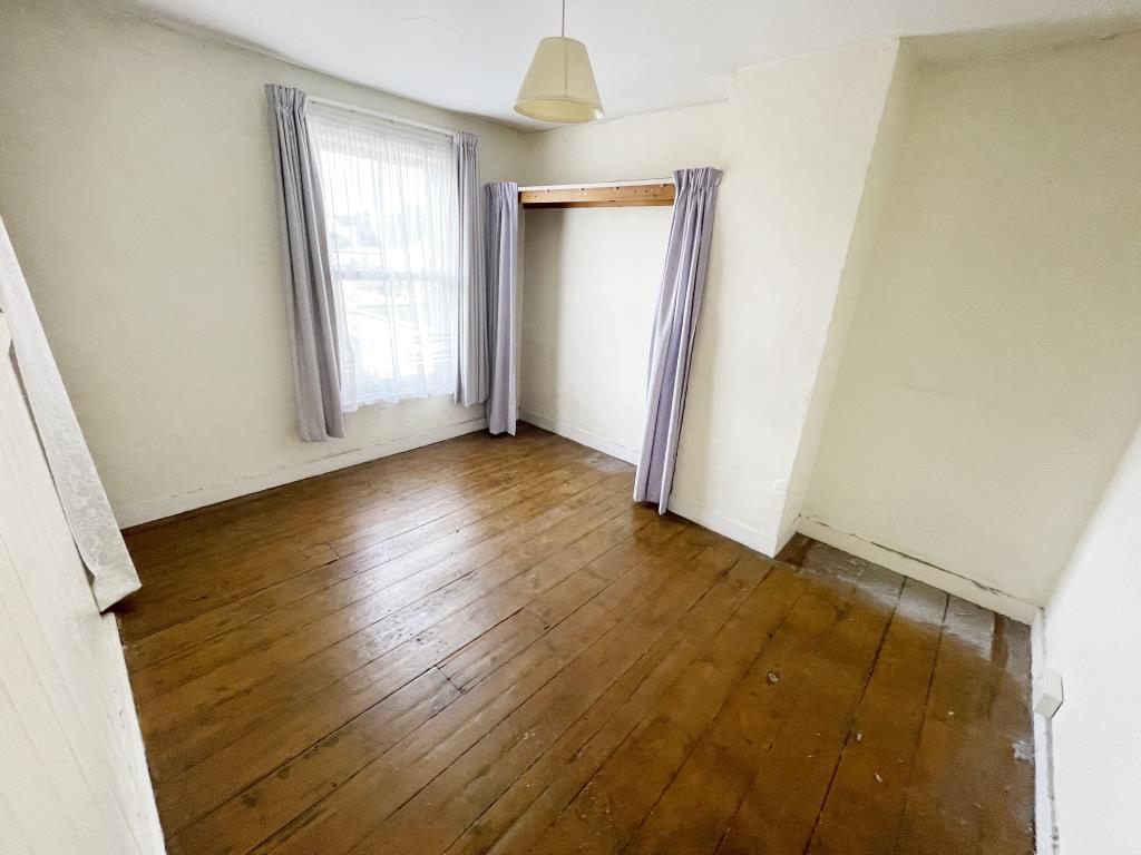 Lot: 73 - TERRACED PERIOD HOUSE FOR IMPROVEMENT - Inside image of back bedroom from landing overlooking garden